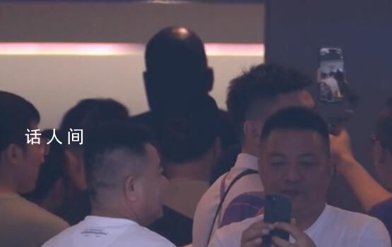 奥尼尔来到杭州说见到姚明很开心 与姚明拥抱寒暄