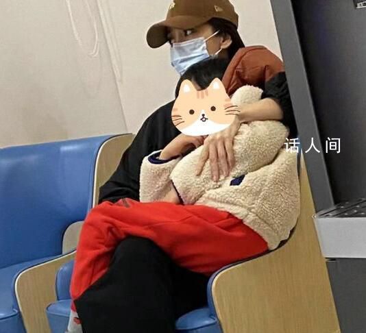 Angelababy深夜带儿子看急诊 被禁言后的首次现身