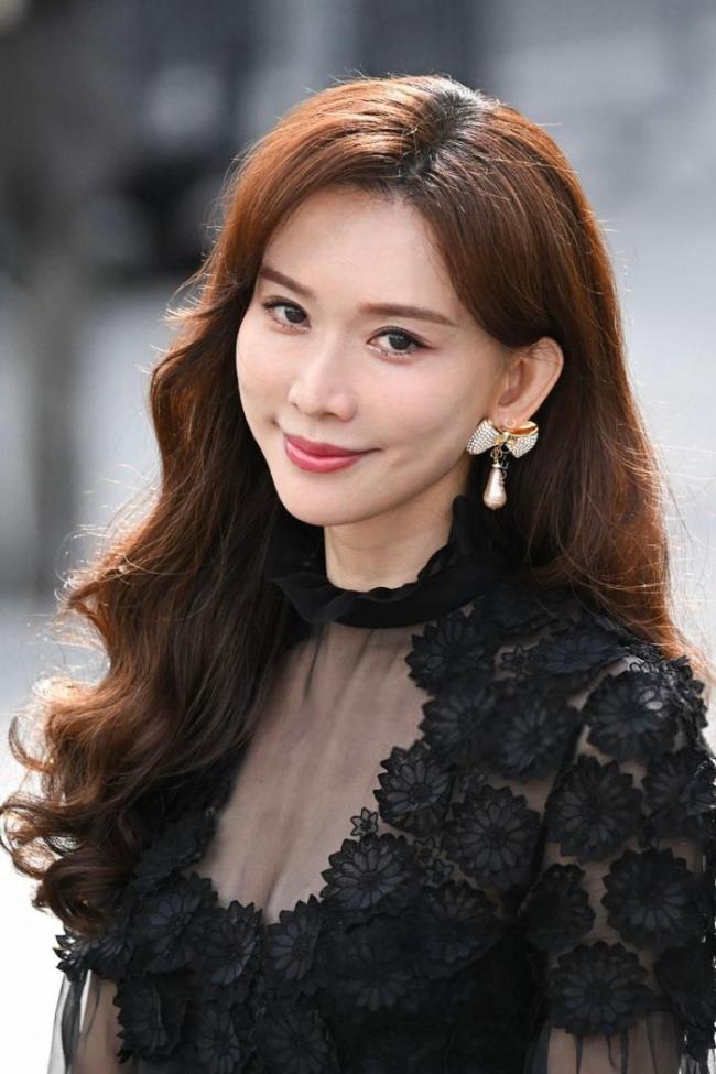林志玲亮相Valentino25秋冬大秀，网友：这哪里像50岁的人啊