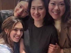 何超琼晒和三个干女儿聚餐照 画面很是温馨！