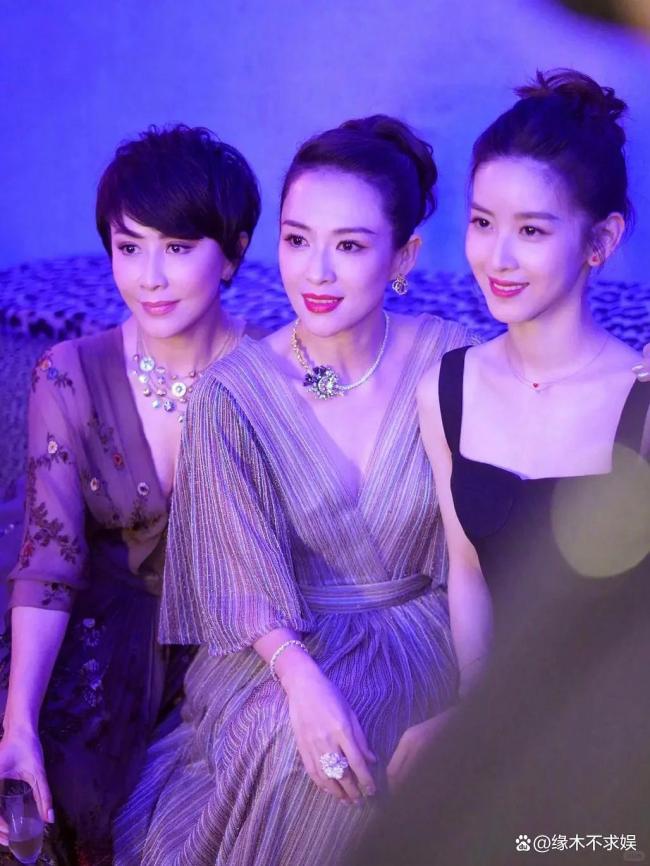 章泽天近照曝光 与梁朝伟夫妇合影 破次元壁合影引热议
