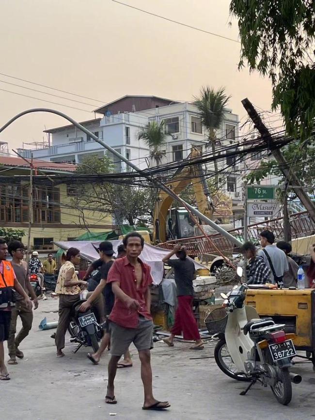 地震后缅甸人大都在马路上过夜