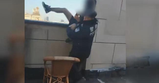 30层楼顶男子救下轻生女孩 生死瞬间的英勇营救