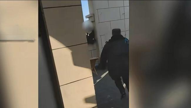 30层楼顶男子救下轻生女孩
