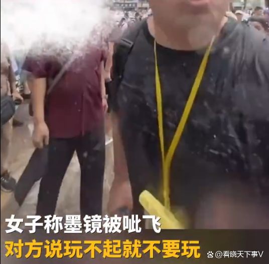 女子遭水枪呲眼还被说玩不起 节日欢乐不应成他人困扰