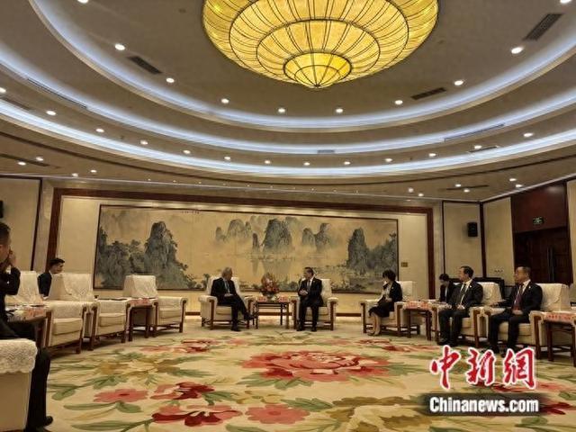 黄仁勋说AI安全发展离不开中国贡献