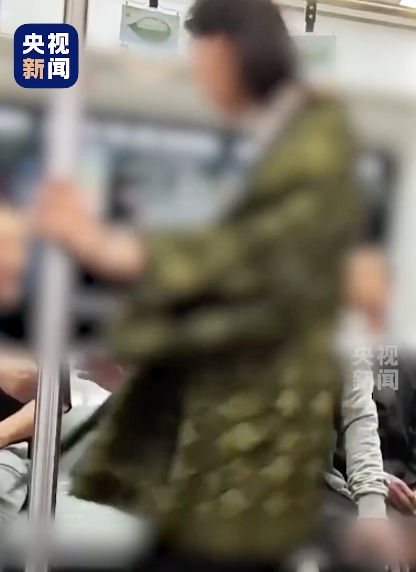 我愿意跟他挨着！女乘客挺身制止