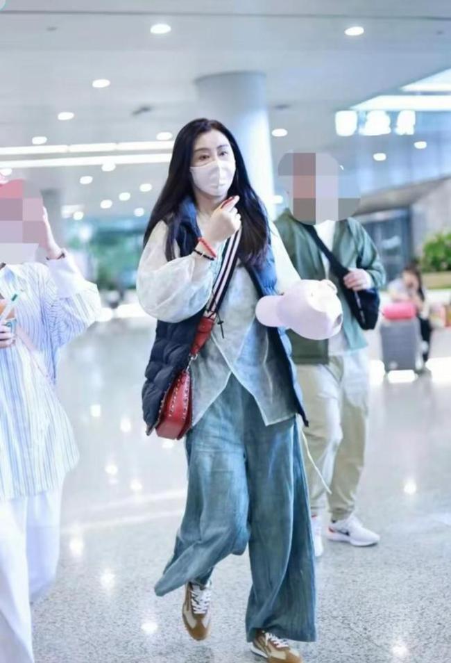 王祖贤现身上海 眉眼美丽气质优雅 昔日女神风采依旧