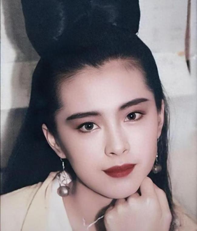 王祖贤现身上海 眉眼美丽气质优雅