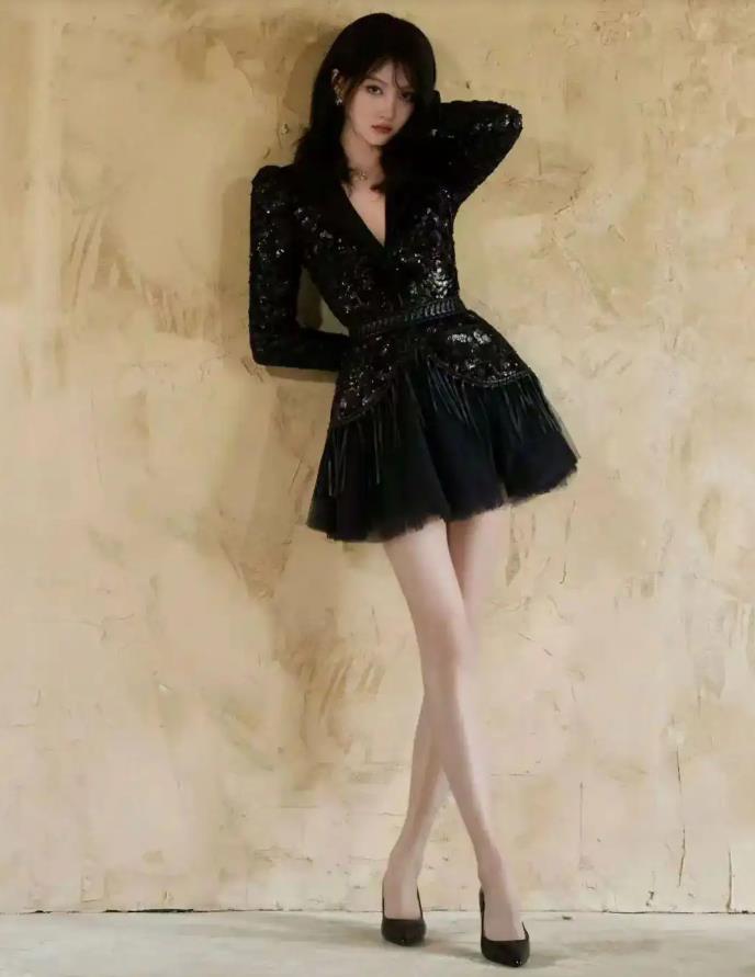 关晓彤亮相华表奖 造型引热议