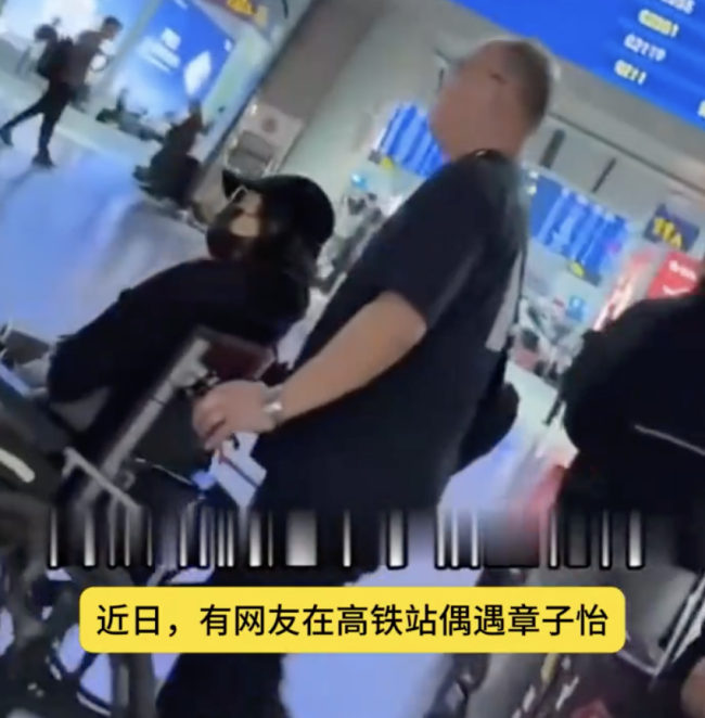 章子怡因在领奖后台摔倒坐轮椅出行