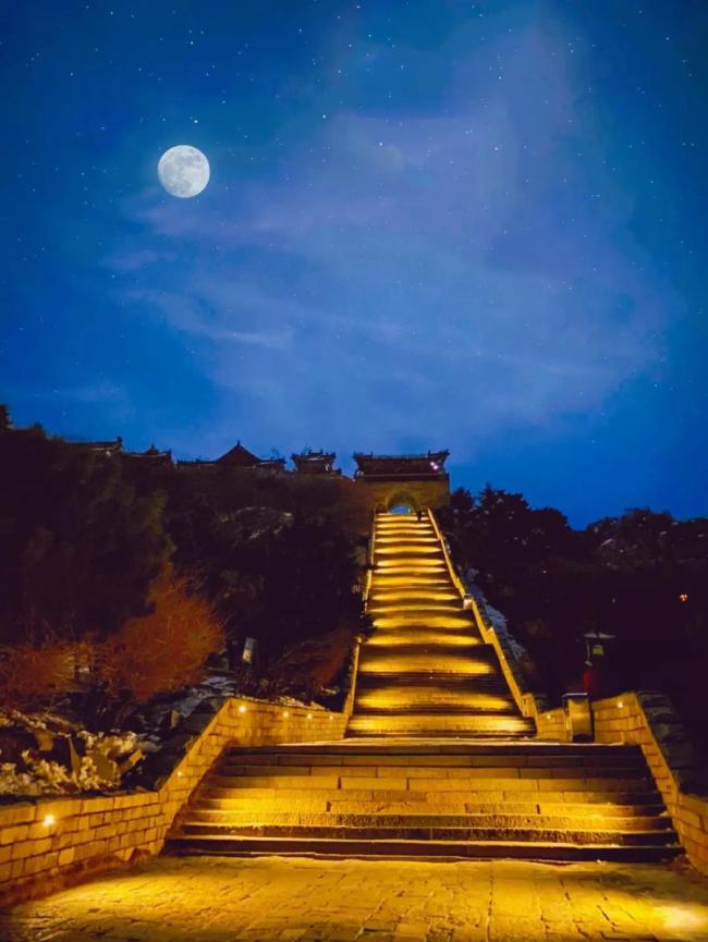 五一凌晨3点泰山人多得走不动道 夜爬泰山为何如此火爆
