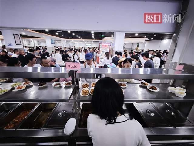 游客挤瘫政府食堂：饭碗都不够用