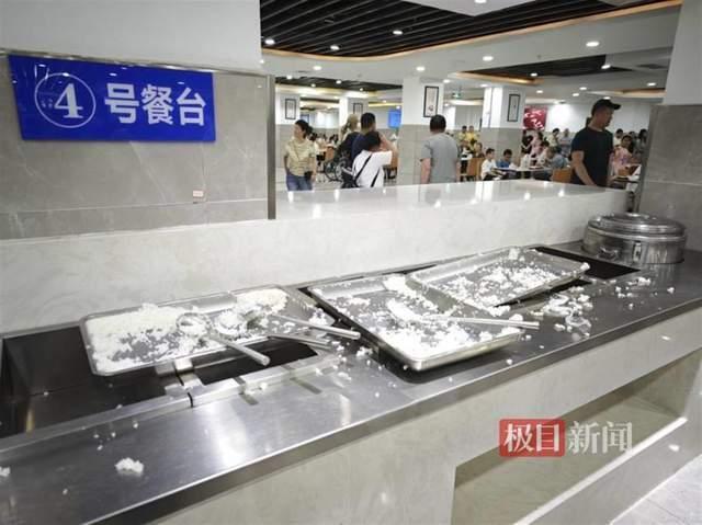 游客挤瘫政府食堂：饭碗都不够用 超3000人就餐