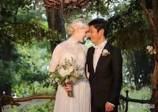 撒贝宁夫妇带儿女骑行 妻子白到发光