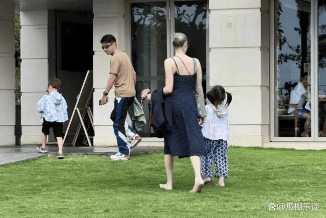 撒贝宁夫妇带儿女骑行 妻子白到发光 真实家庭生活获赞