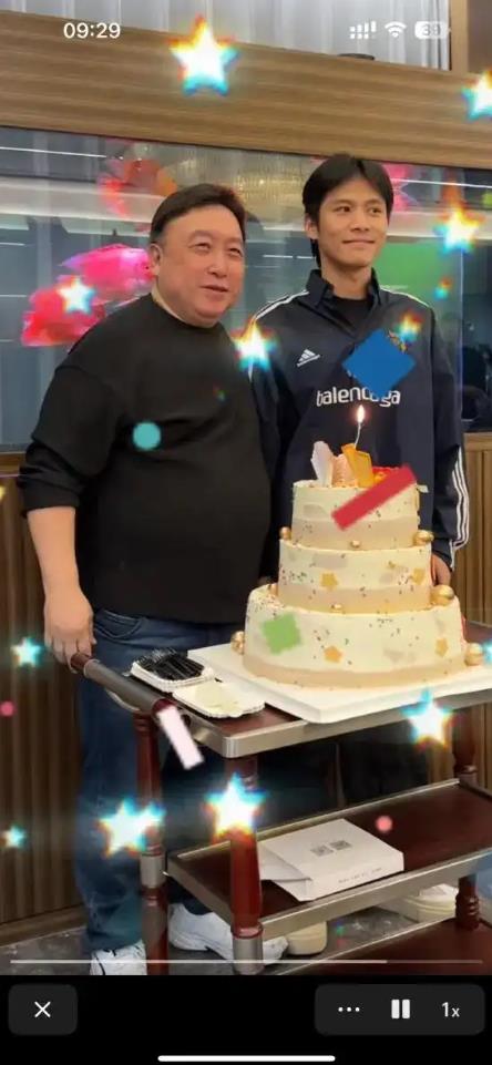 疯狂小杨哥现身王晶70岁生日会