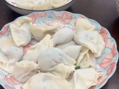 女儿嫌弃妈妈包的饺子不好看，网友：先煮闺女的，不然你的容易烂！（图）