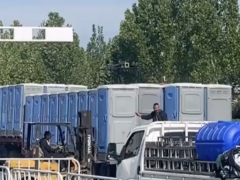 女子上移动厕所不料被带上了高速，正经搭便车！（图）