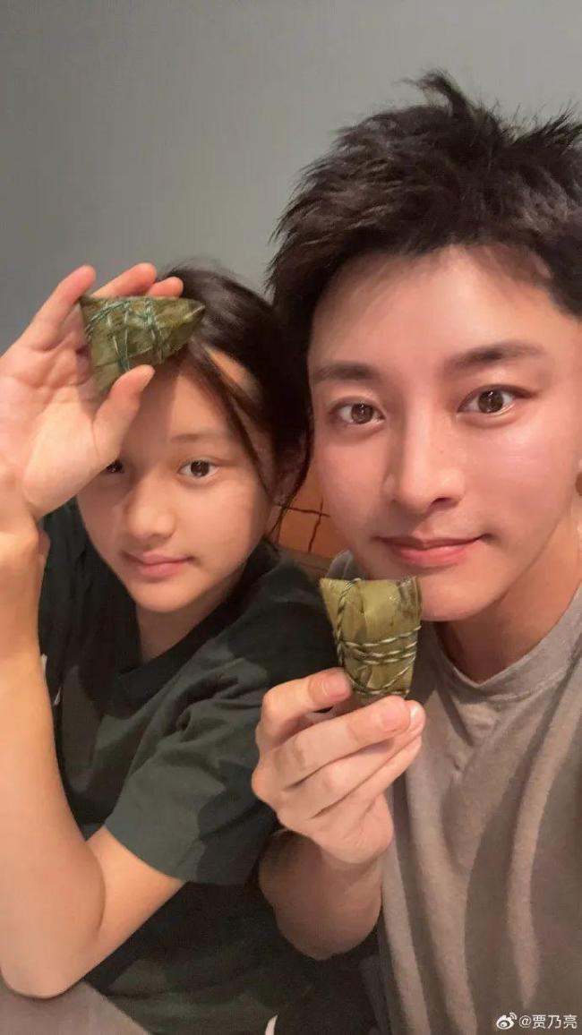 贾乃亮晒与甜馨端午节合照 父女笑容神同步