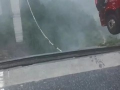 村民拍下贵州垮塌大桥事发瞬间 货车司机命悬一线获救!(图）