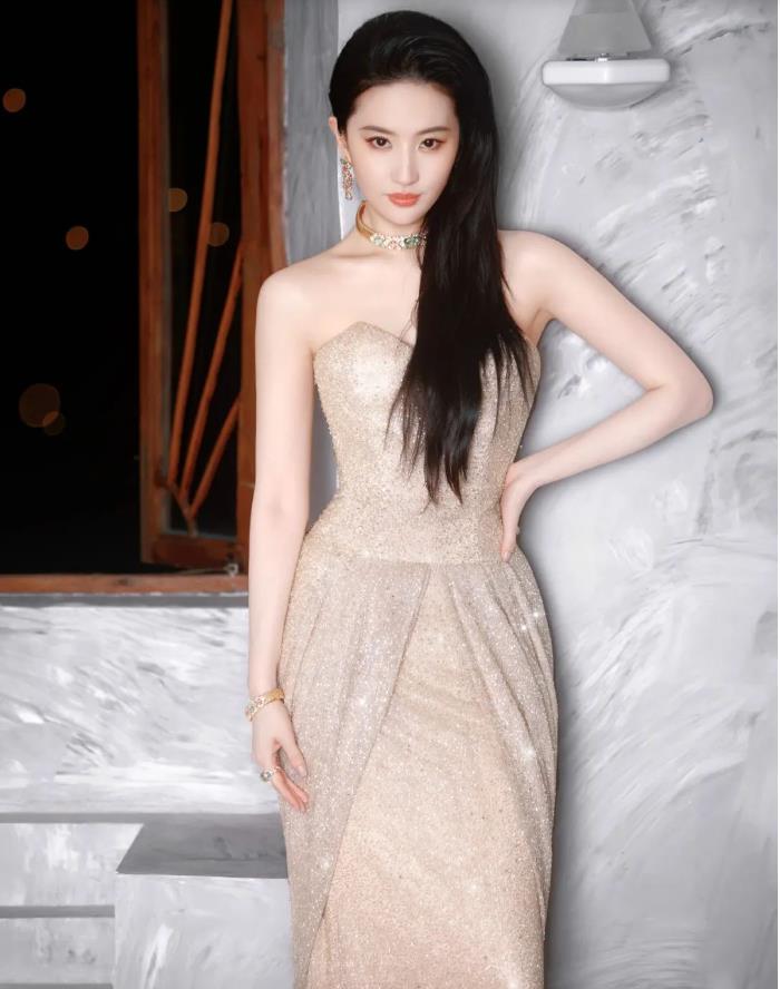 原来刘亦菲吃饭也是手机先吃