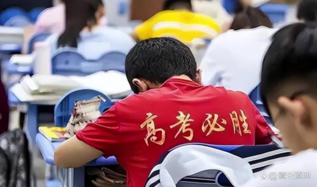 男生高考700分仍逃不过班主任批评 高标准的爱与期待