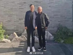 黄仁勋与雷军合影 科技巨头会面引发关注！（图）