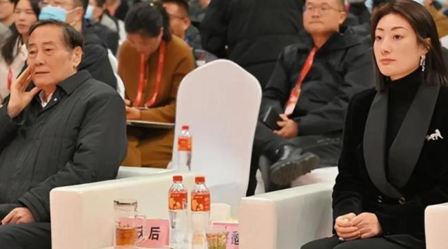 宗庆后去世时捧灵牌骨灰者为宗继昌