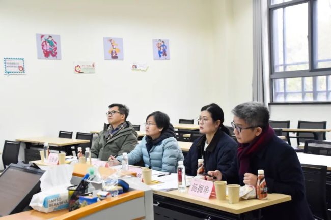 985大学教授沉迷短剧：昏天黑地追 从霸总到学术的跨界之旅