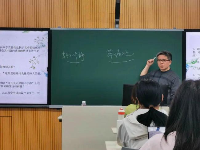 985大学教授沉迷短剧：昏天黑地追