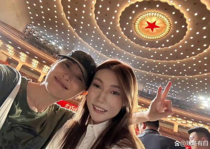 53岁吴越参加九三文艺演出