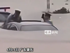 女子被困车中民警蹚齐胸积水救援 最终成功将女子救出