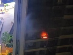 小区深夜起火 业主大声呼喊提醒 紧急疏散避险